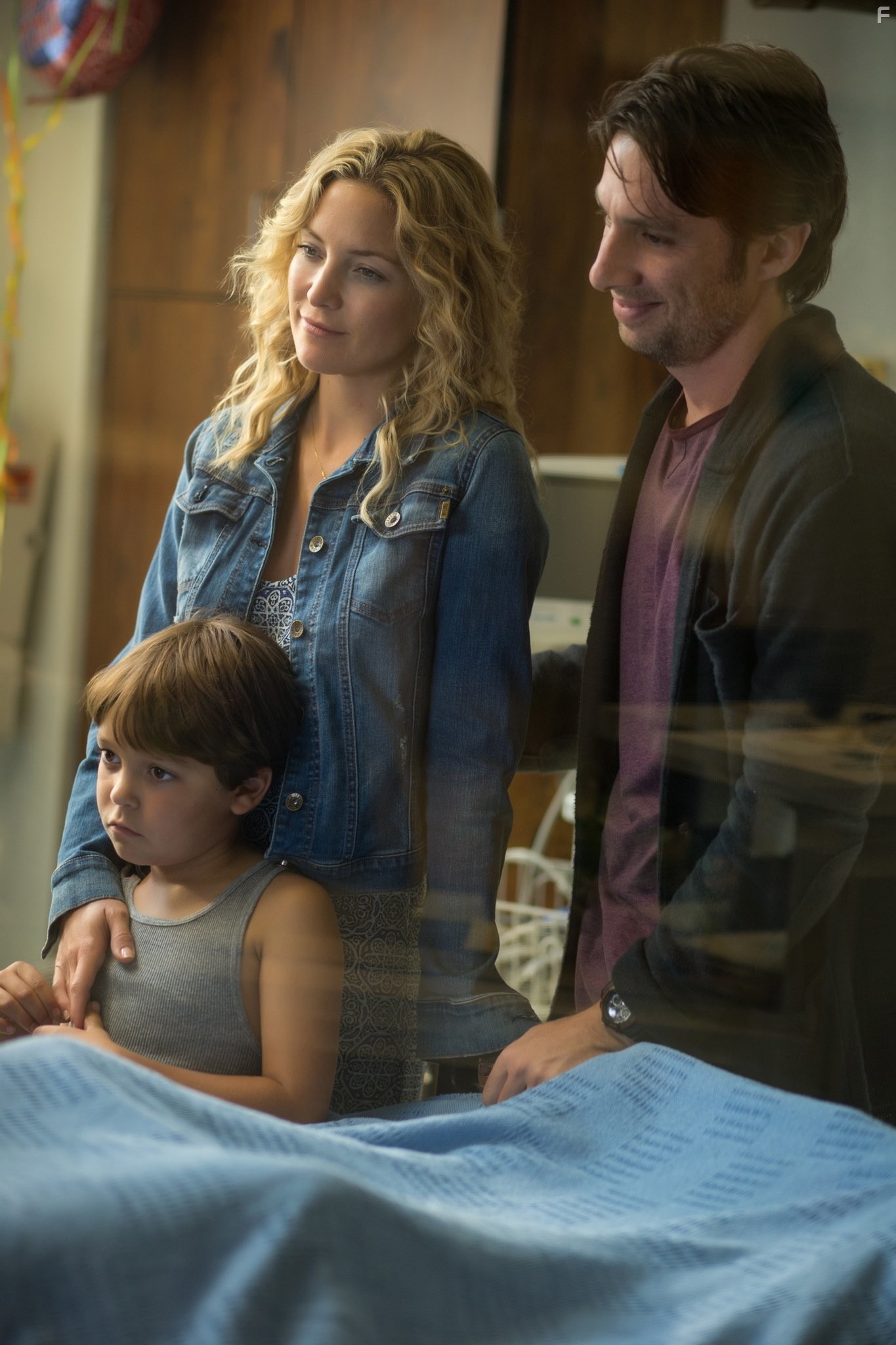 Kate Hudson, Zach Braff, and Pierce Gagnon in Хотел бы я быть здесь (2014)