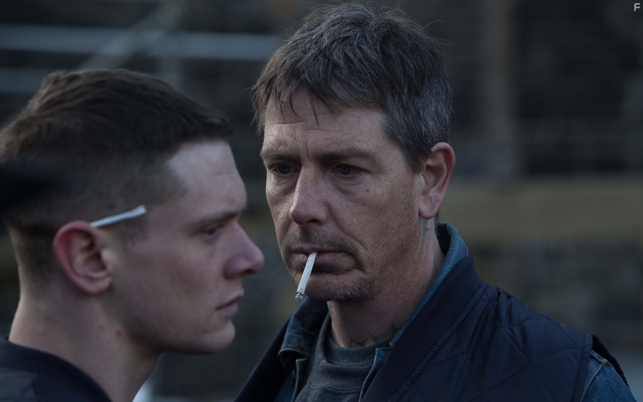 Ben Mendelsohn and Jack O'Connell in От звонка до звонка (2013)