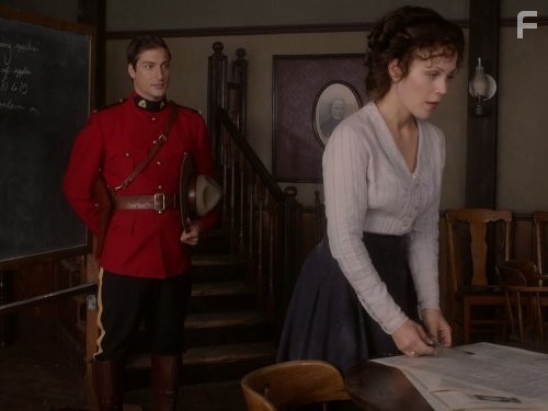 Daniel Lissing and Erin Krakow in Когда зовёт сердце (2014)