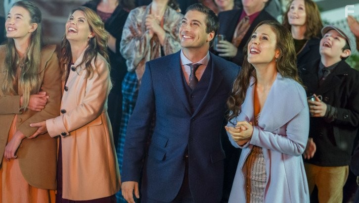 Lori Loughlin, Daniel Lissing, Ali Skovbye, and Erin Krakow in Когда зовёт сердце (2014)