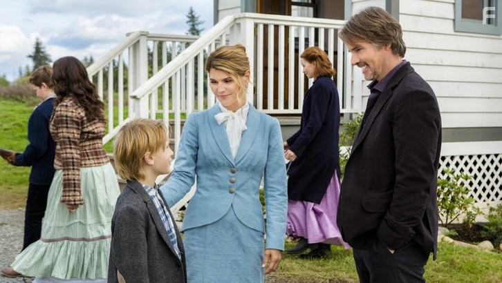 Mark Humphrey, Lori Loughlin, and Carter Ryan Evancic in Когда зовёт сердце (2014)