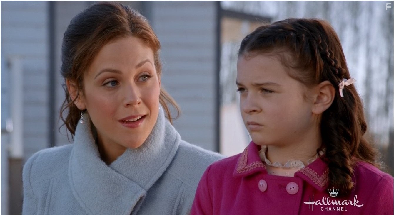 Erin Krakow and Imogen Tear in Когда зовёт сердце (2014)