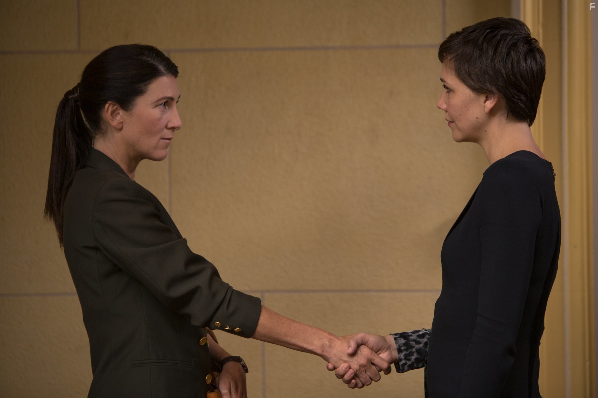 Eve Best and Maggie Gyllenhaal in Благородная женщина (2014)