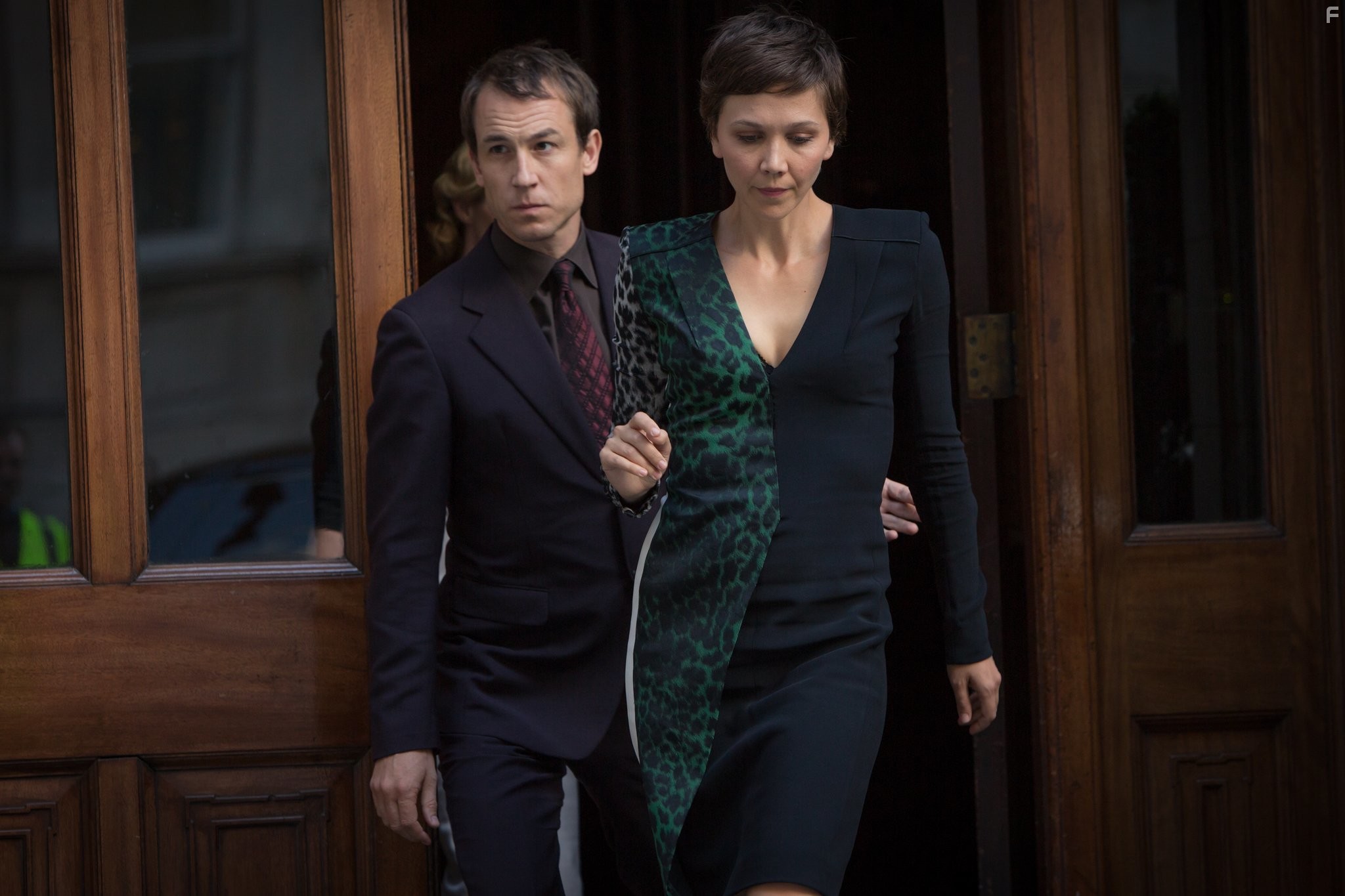 Maggie Gyllenhaal and Tobias Menzies in Благородная женщина (2014)
