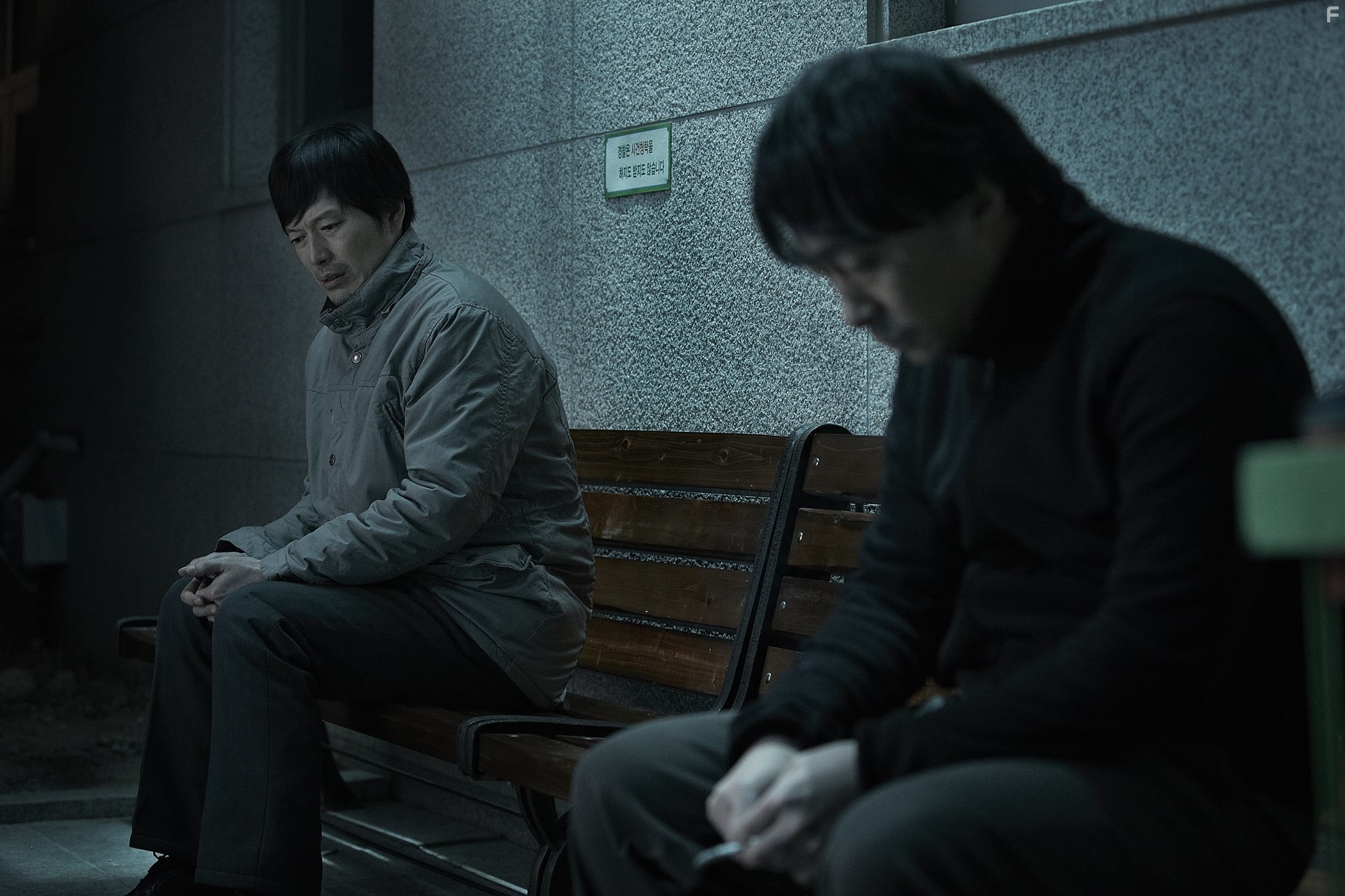 Jae-yeong Jeong and Sung-min Lee in Bang-hwang-ha-neun kal-nal (2014)