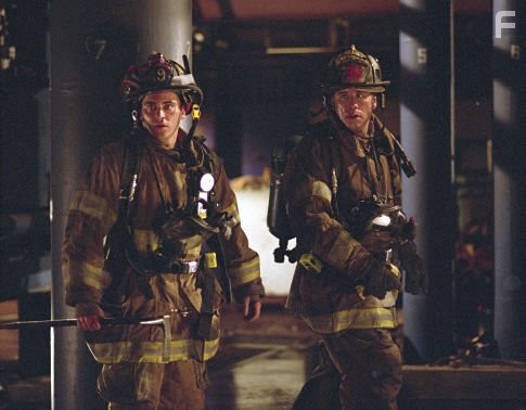 John Travolta and Joaquin Phoenix in Команда 49: Огненная лестница (2004)