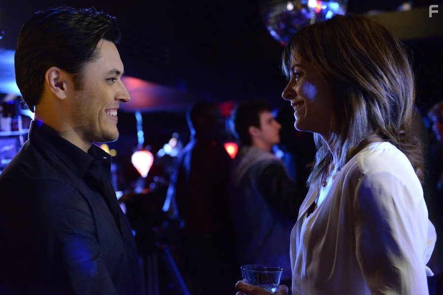 Stephanie Szostak and Blair Redford in Супружеский долг (2014)