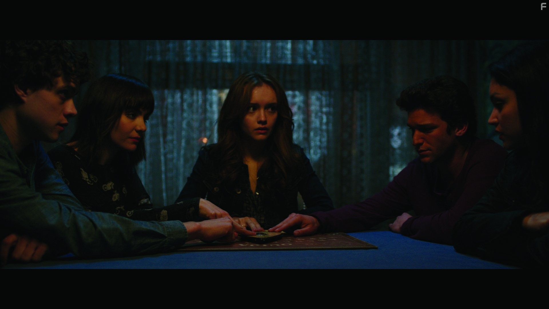 Douglas Smith, Daren Kagasoff, Ana Coto, Olivia Cooke, and Bianca A. Santos in Уиджи: Доска Дьявола (2014)