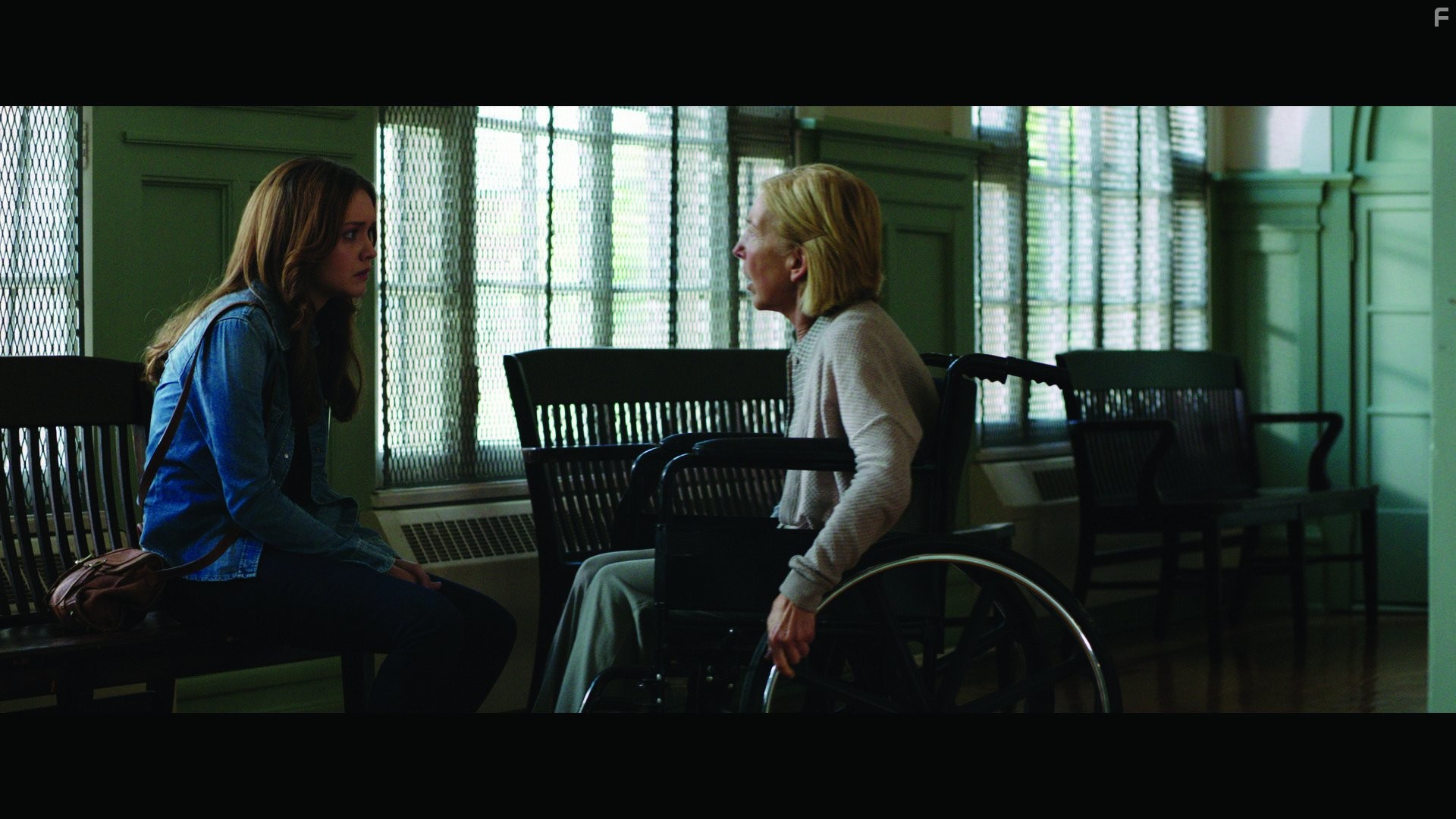 Lin Shaye and Olivia Cooke in Уиджи: Доска Дьявола (2014)