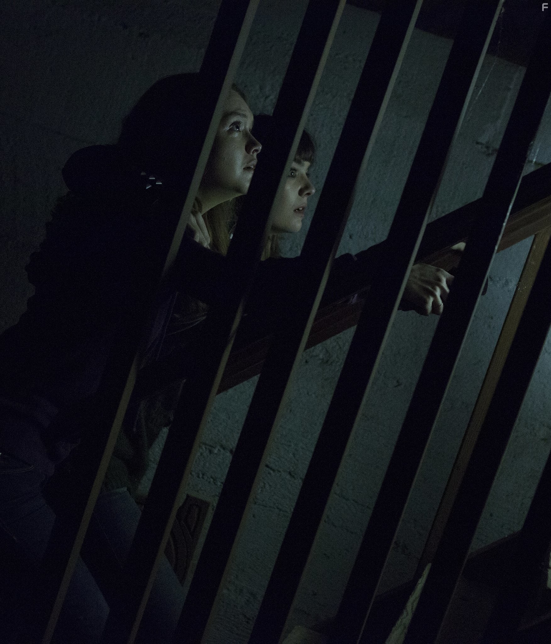 Ana Coto and Olivia Cooke in Уиджи: Доска Дьявола (2014)