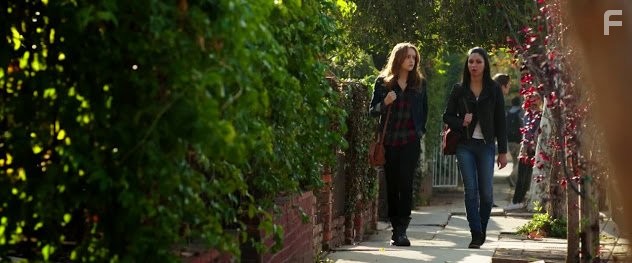 Olivia Cooke and Bianca A. Santos in Уиджи: Доска Дьявола (2014)