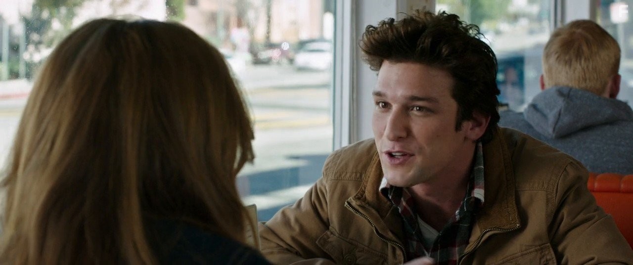 Daren Kagasoff and Olivia Cooke in Уиджи: Доска Дьявола (2014)