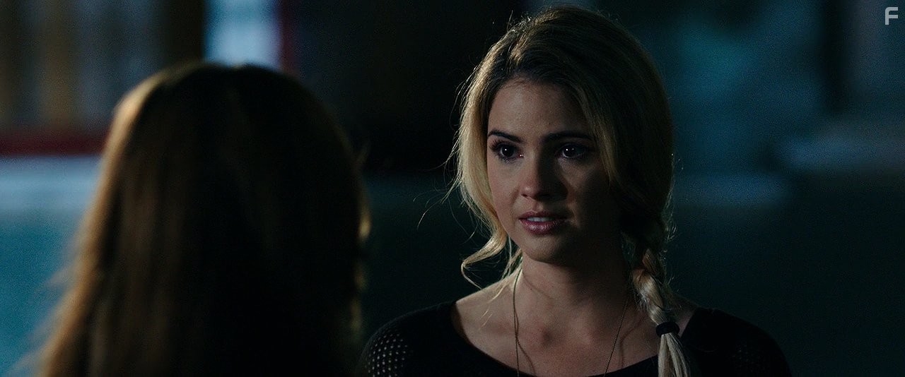 Shelley Hennig and Olivia Cooke in Уиджи: Доска Дьявола (2014)