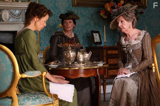 Penelope Keith and Anna Maxwell Martin in Смерть приходит в Пемберли (2013)