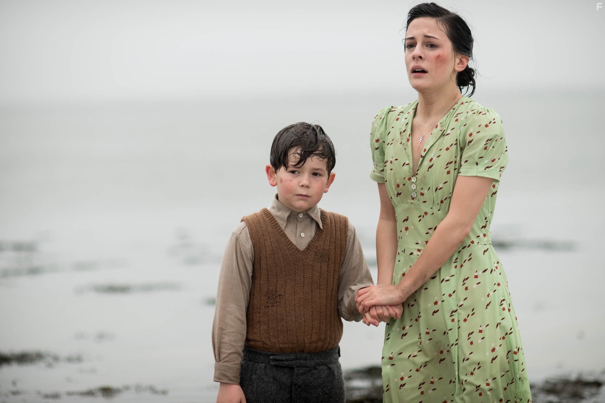 Oaklee Pendergast and Phoebe Fox in Женщина в черном: Ангелы смерти (2014)