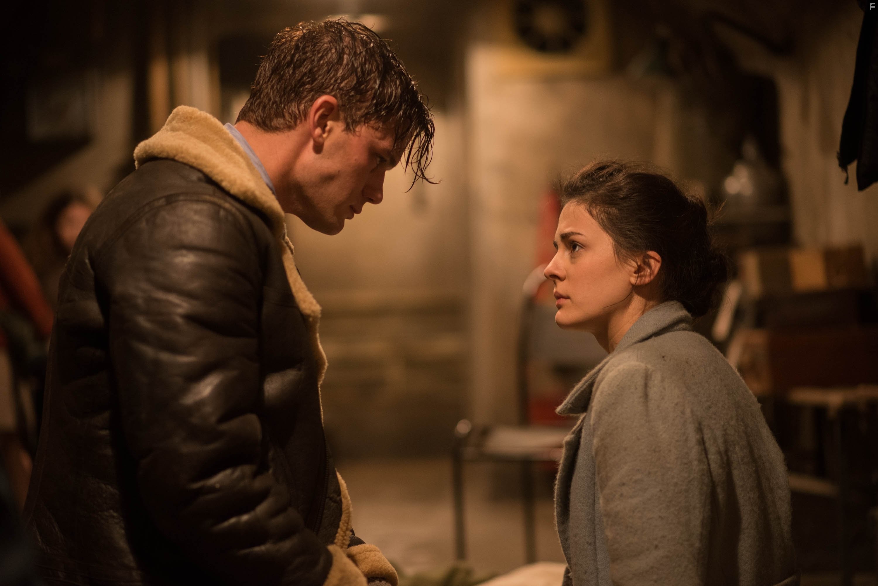 Jeremy Irvine and Phoebe Fox in Женщина в черном: Ангелы смерти (2014)
