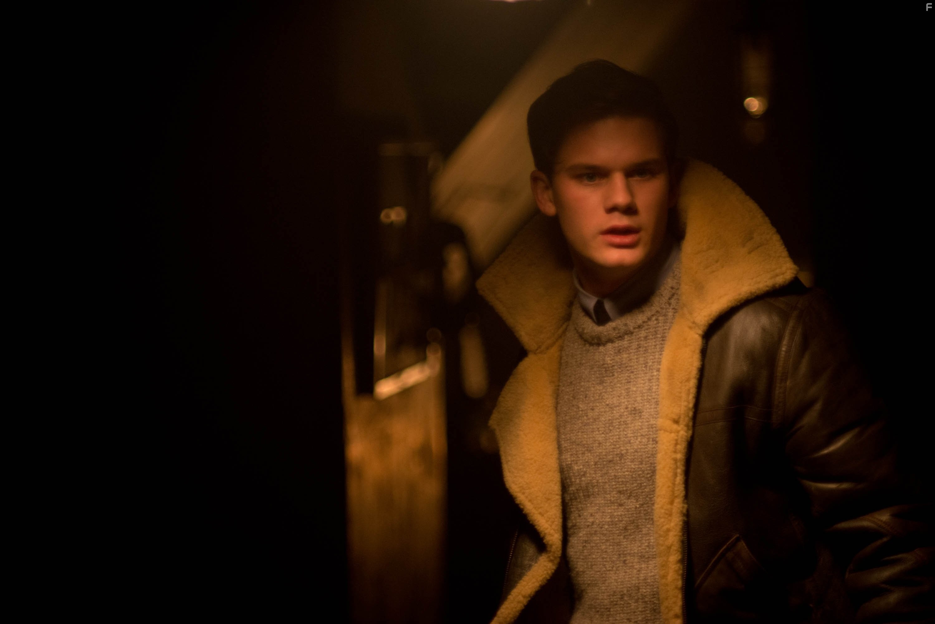 Jeremy Irvine in Женщина в черном: Ангелы смерти (2014)