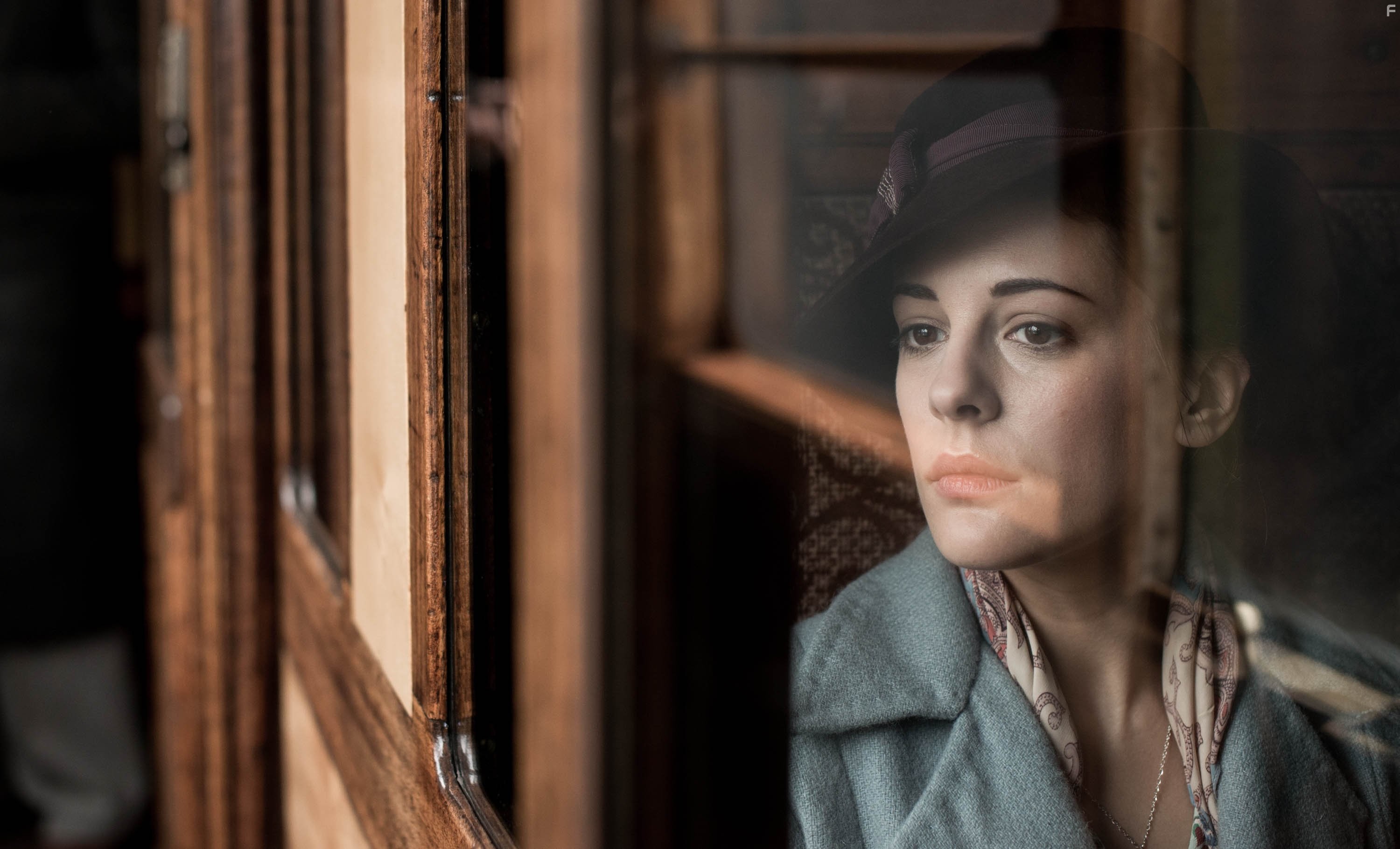 Phoebe Fox in Женщина в черном: Ангелы смерти (2014)