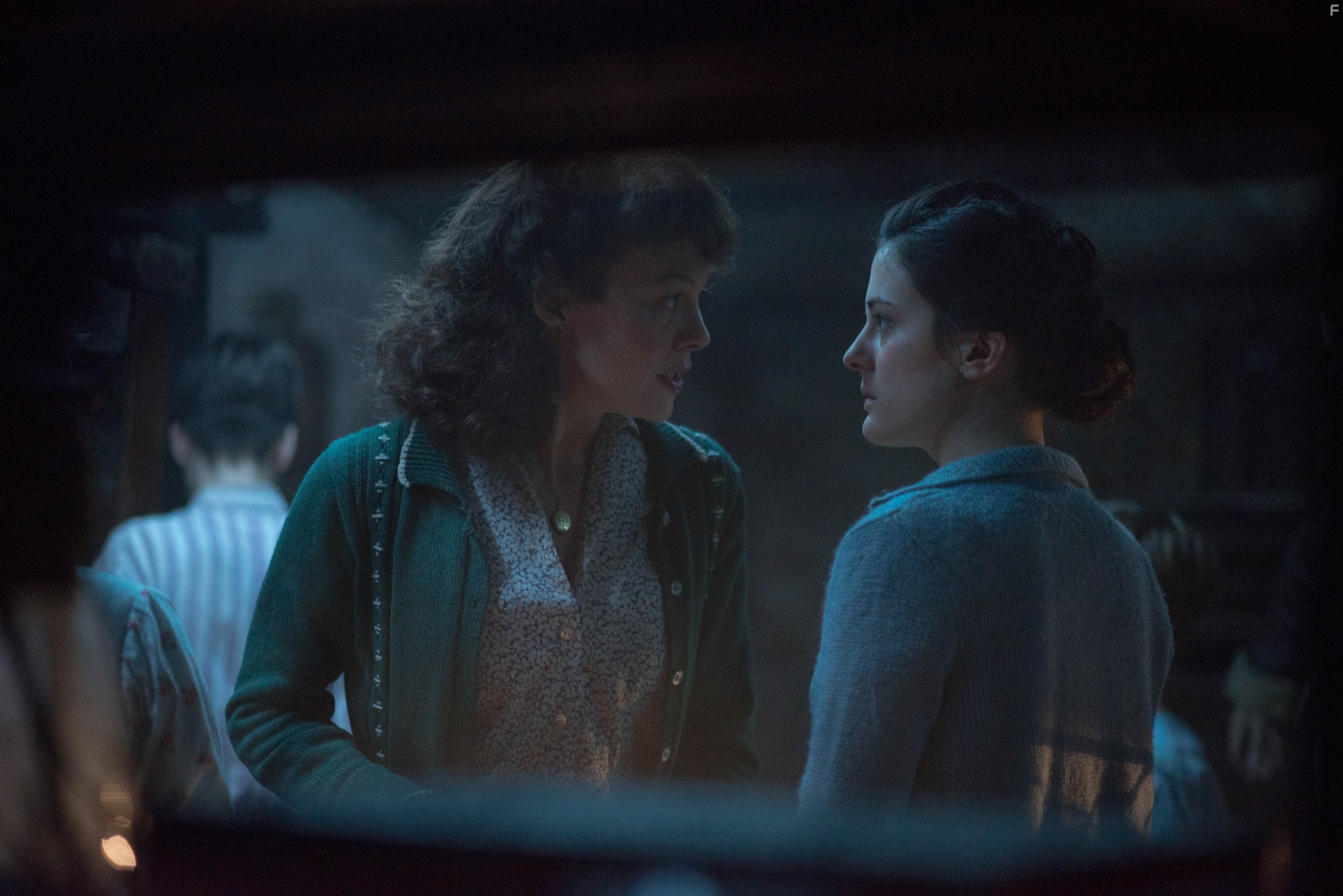 Helen McCrory and Phoebe Fox in Женщина в черном: Ангелы смерти (2014)