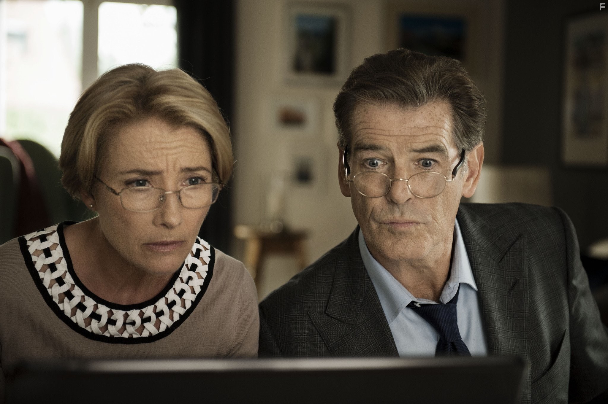 Pierce Brosnan and Emma Thompson in Как украсть бриллиант (2013)