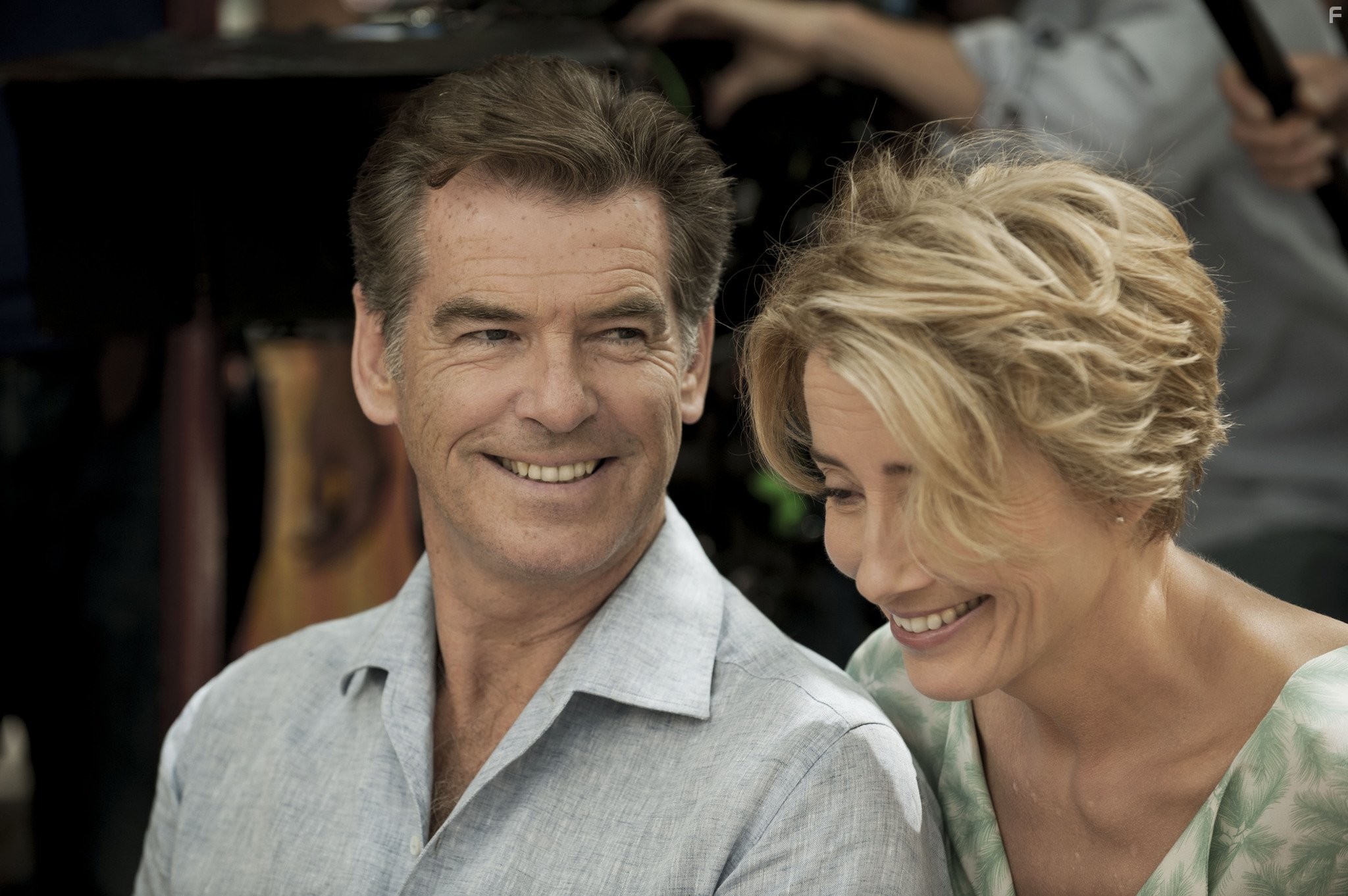 Pierce Brosnan and Emma Thompson in Как украсть бриллиант (2013)