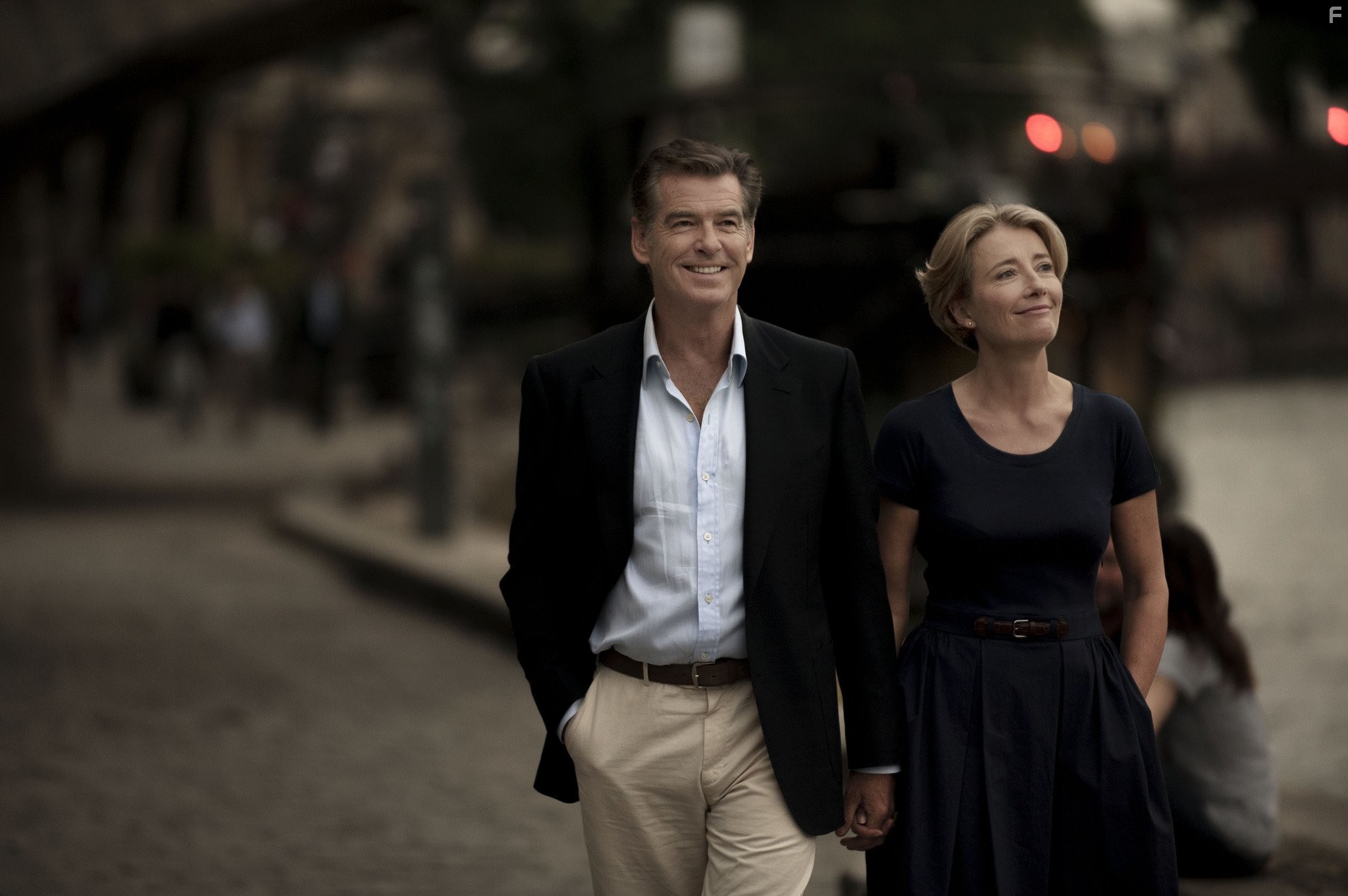 Pierce Brosnan and Emma Thompson in Как украсть бриллиант (2013)