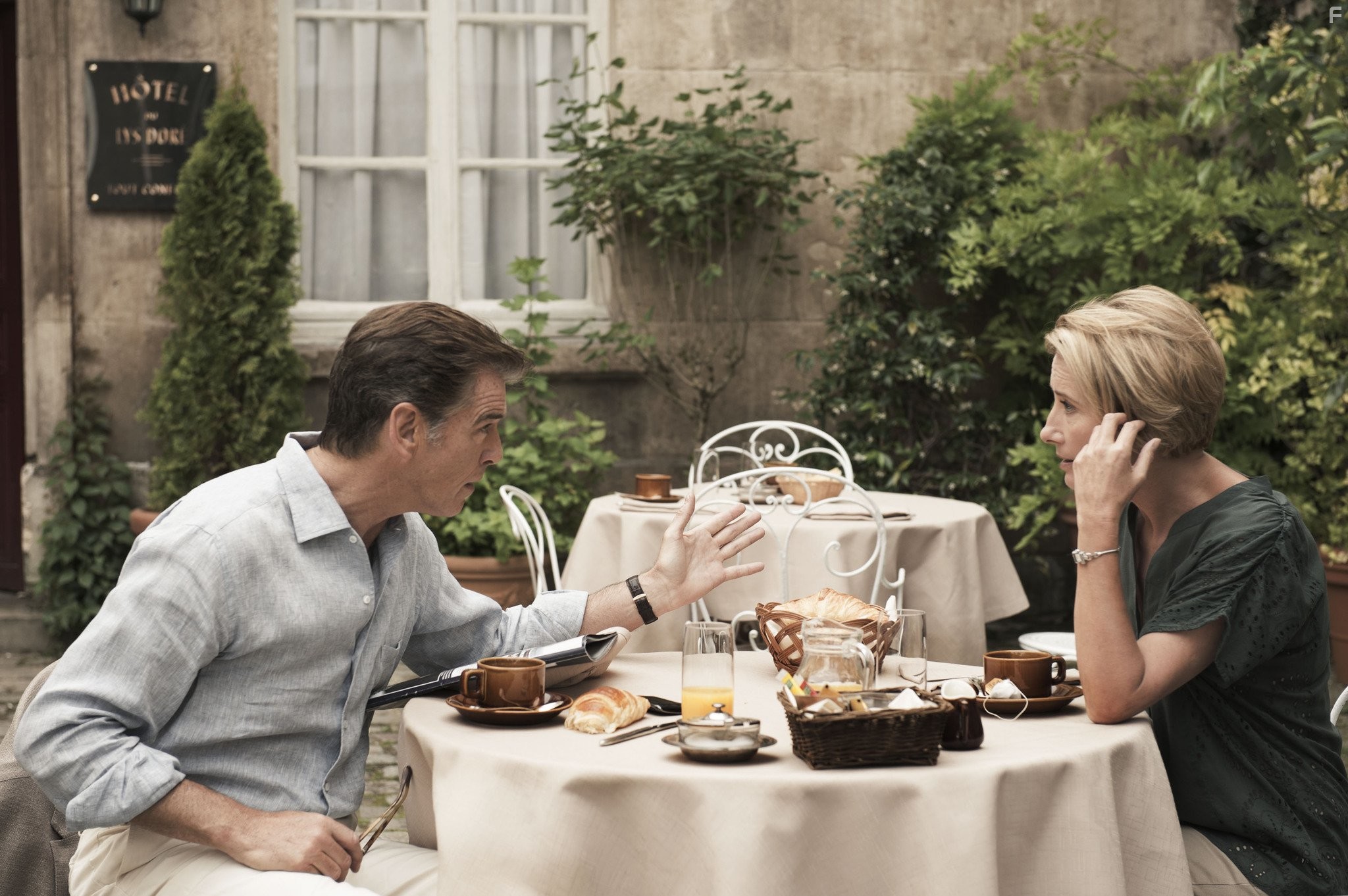 Pierce Brosnan and Emma Thompson in Как украсть бриллиант (2013)