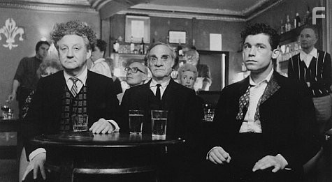 George Carl, Freddie Davies, and Lee Evans in Шутки в сторону (1995)