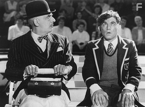 Lee Evans and George Kahn in Шутки в сторону (1995)