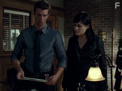 Kate Kelton and Lucas Bryant in Тайны Хейвена (2010)