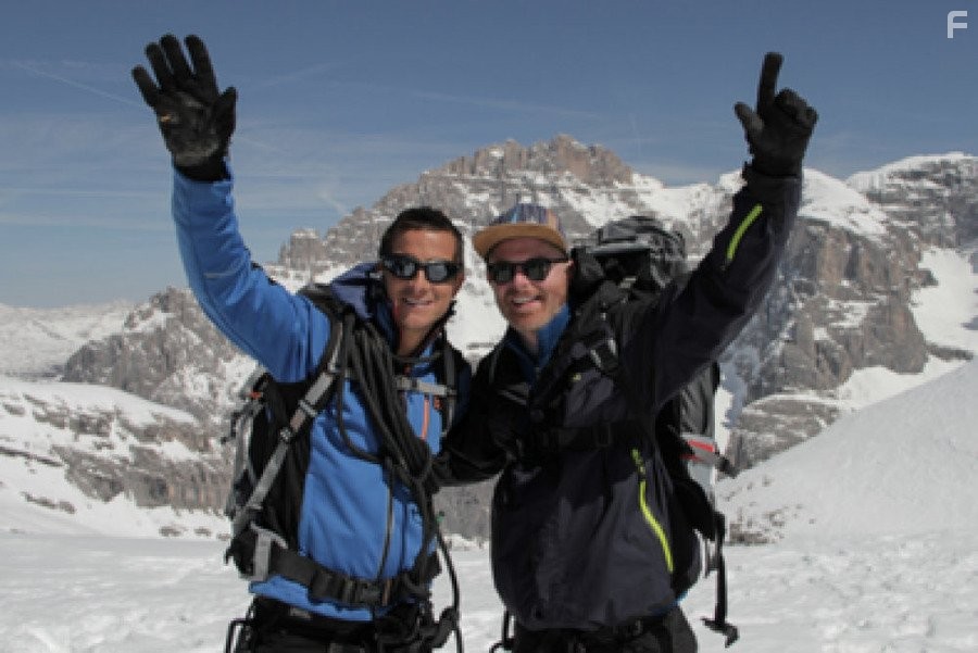 Jesse Tyler Ferguson and Bear Grylls in Running Wild with Bear Grylls (2014)