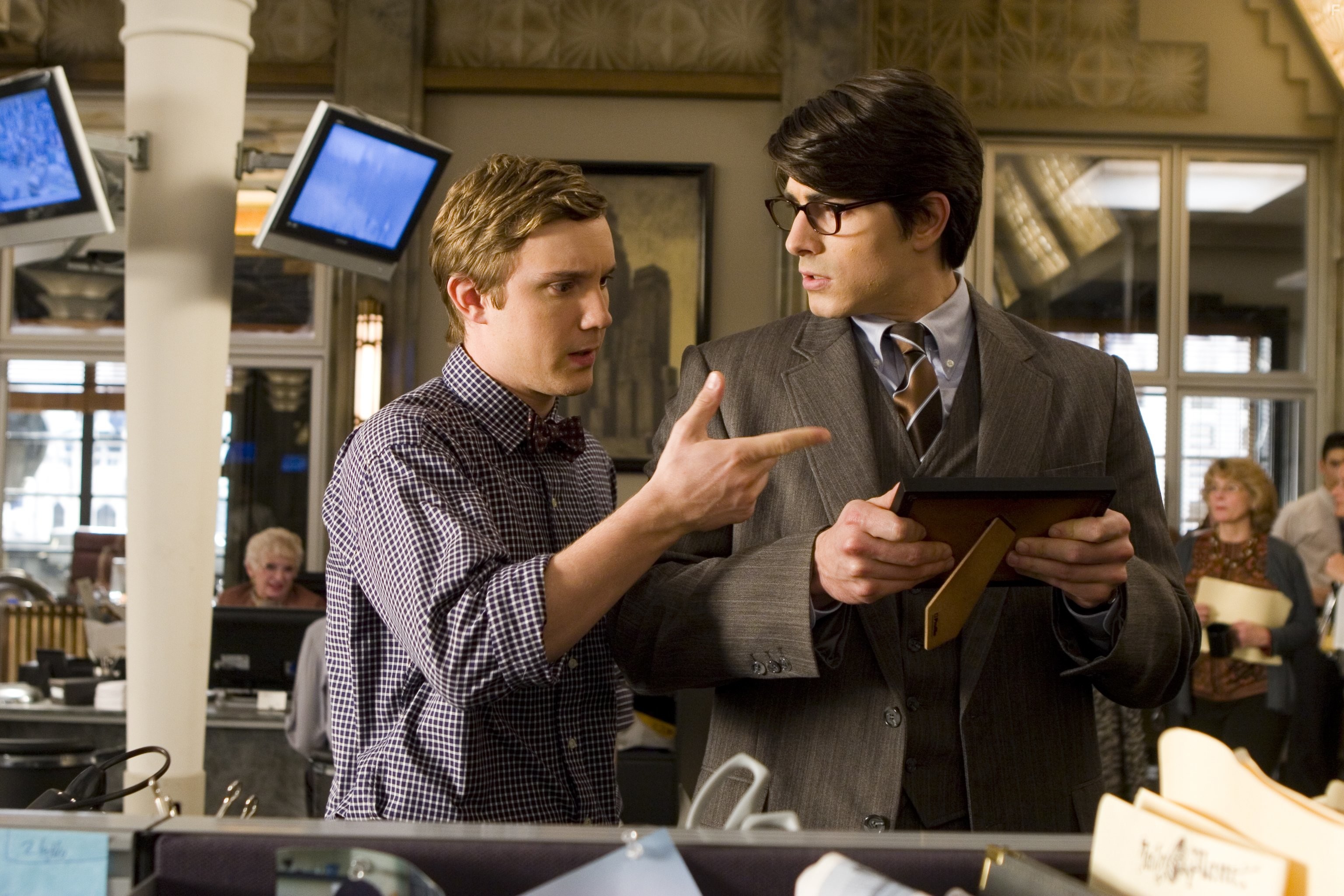 Sam Huntington and Brandon Routh in Возвращение Супермена (2006)