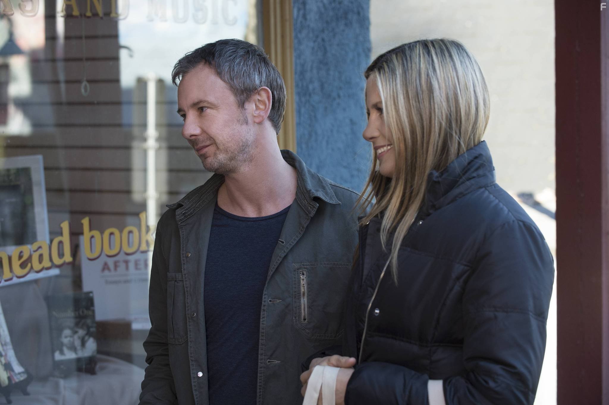 Mira Sorvino and John Simm in Злоумышленники (2014)