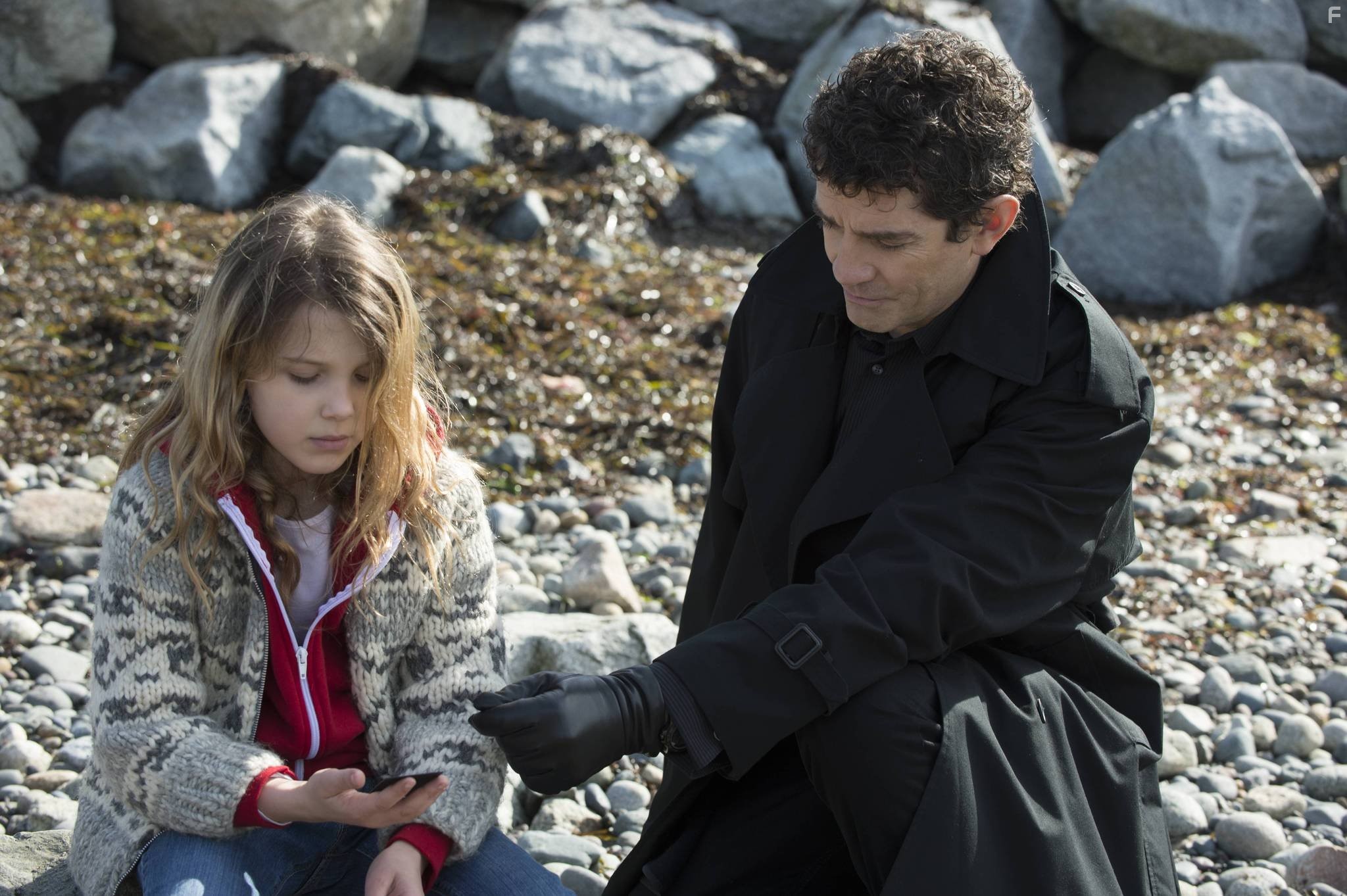 James Frain and Millie Bobby Brown in Злоумышленники (2014)