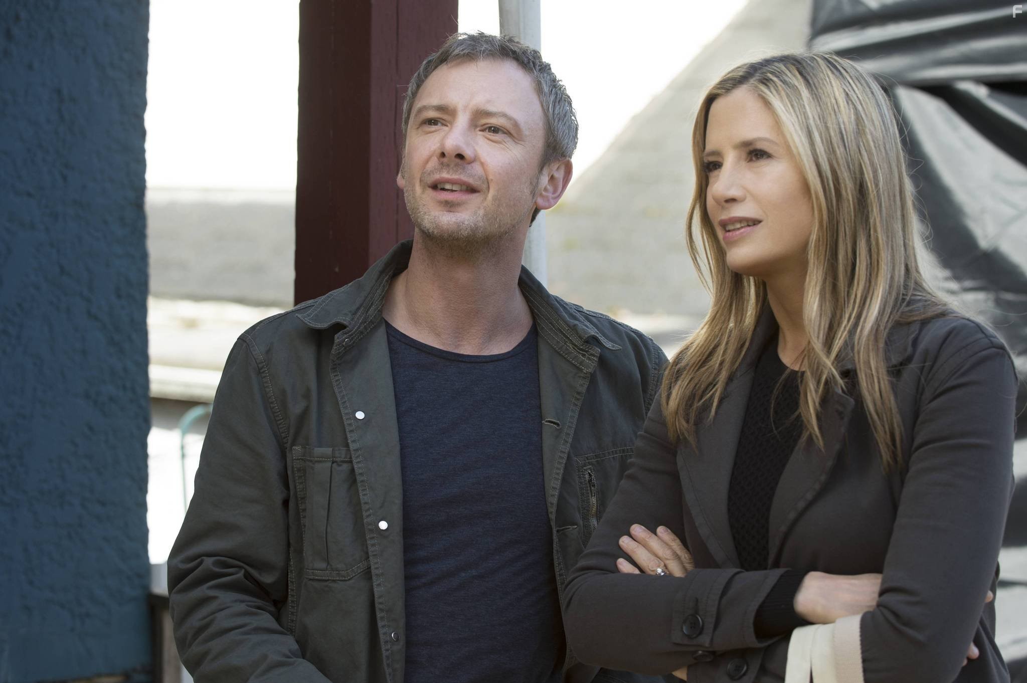 Mira Sorvino and John Simm in Злоумышленники (2014)