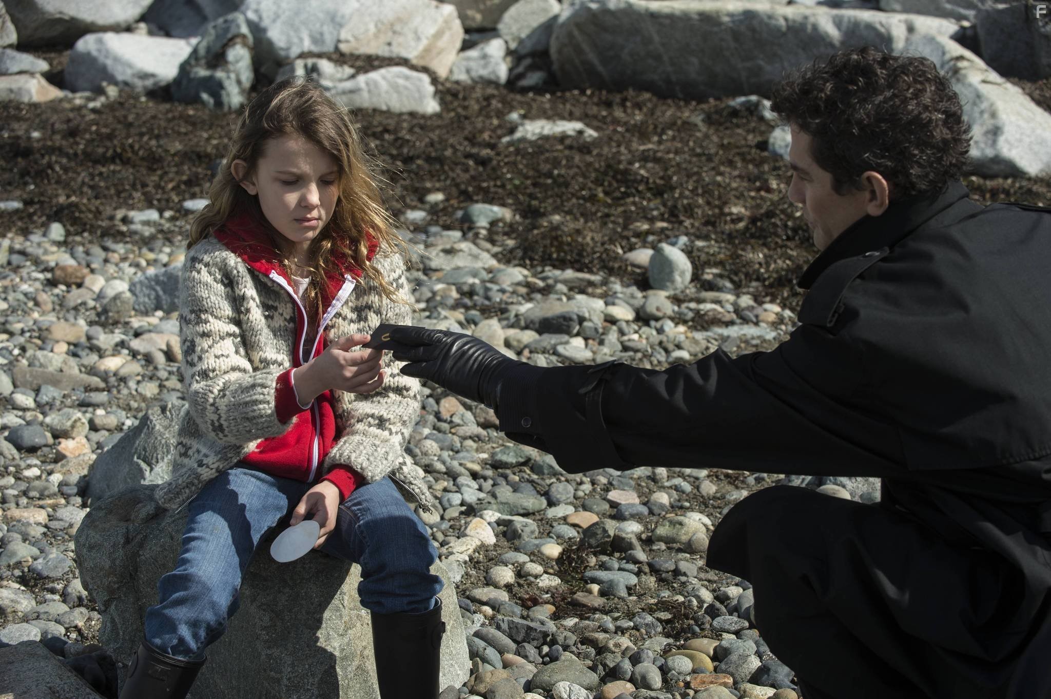 James Frain and Millie Bobby Brown in Злоумышленники (2014)