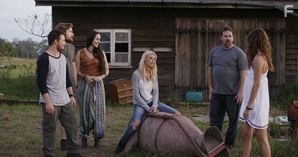 Tara Reid, Allira Jaques, Genna Chanelle Hayes, David Beamish, and Sam Coward in Ферма Чарли (2014)