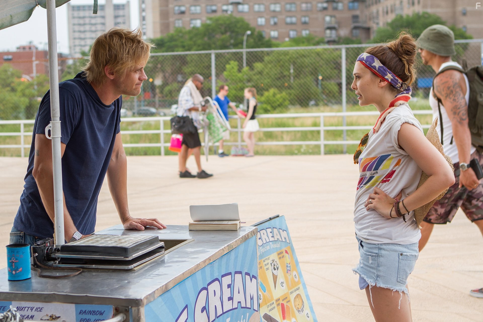 Elizabeth Olsen and Boyd Holbrook in Очень хорошие девочки (2013)