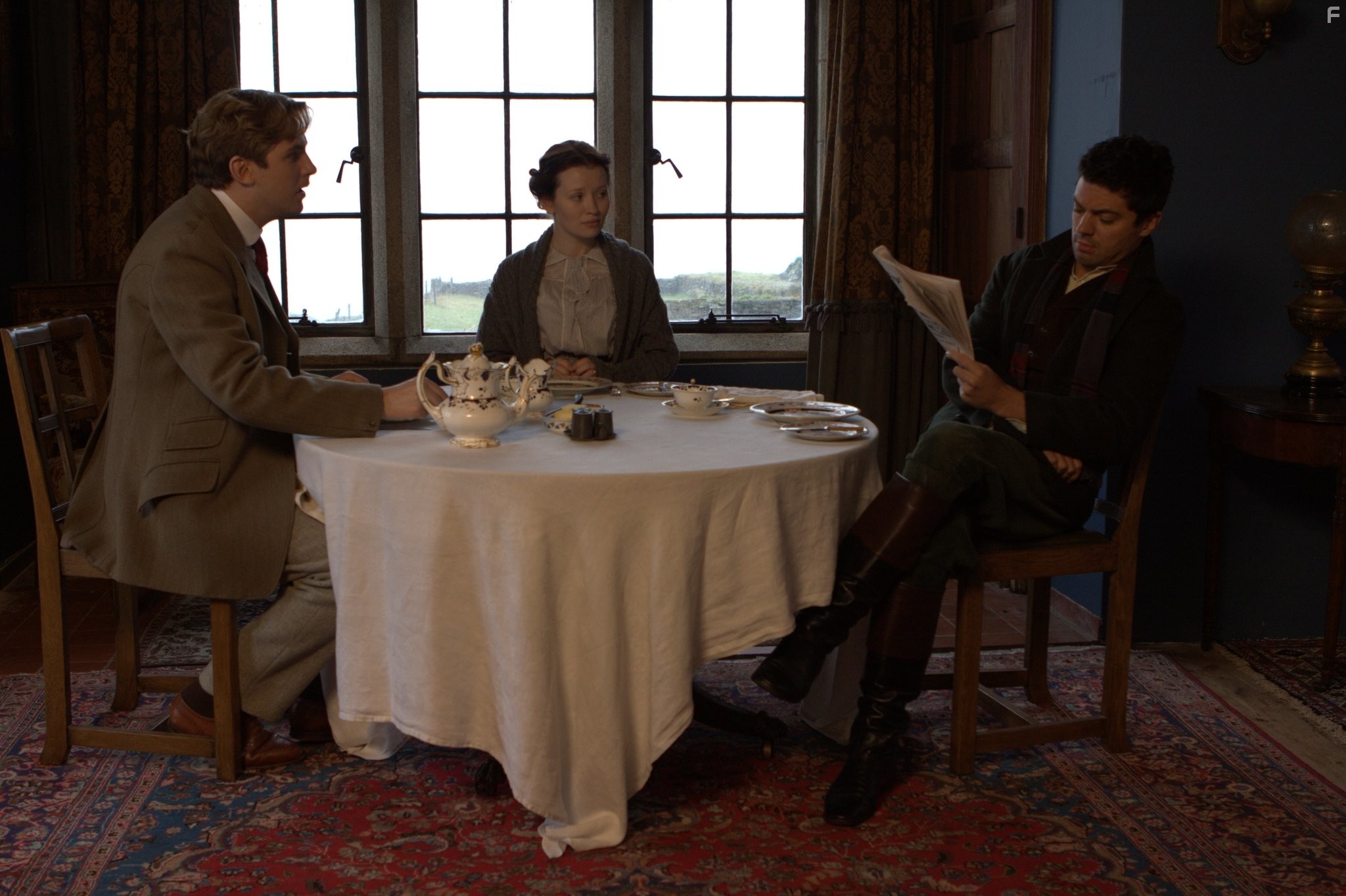 Emily Browning, Dominic Cooper, and Dan Stevens in Лето в феврале (2013)