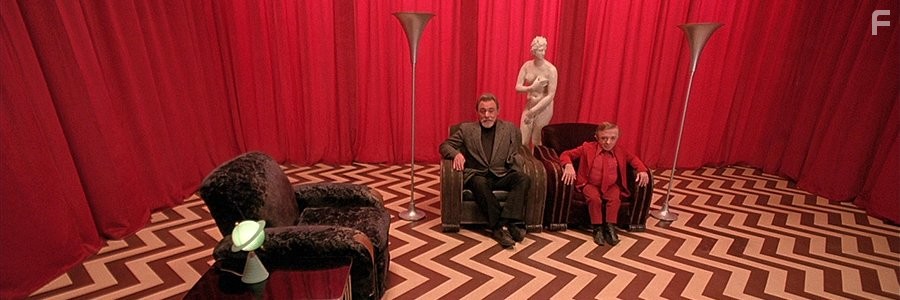 Michael J. Anderson and Al Strobel in Твин Пикс: Сквозь огонь (1992)