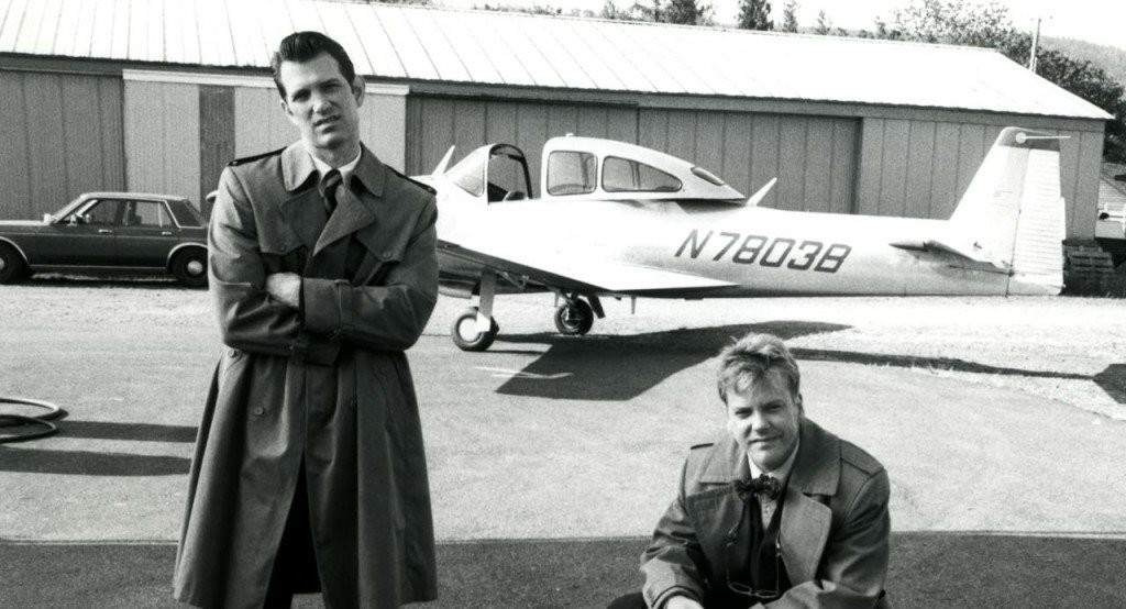 Kiefer Sutherland and Chris Isaak in Твин Пикс: Сквозь огонь (1992)