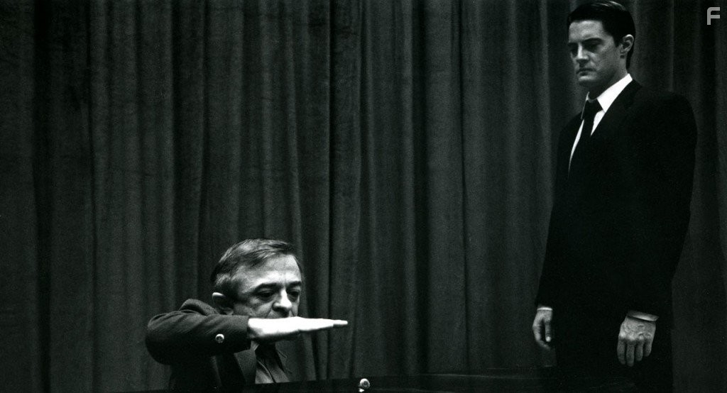 Kyle MacLachlan and Michael J. Anderson in Твин Пикс: Сквозь огонь (1992)