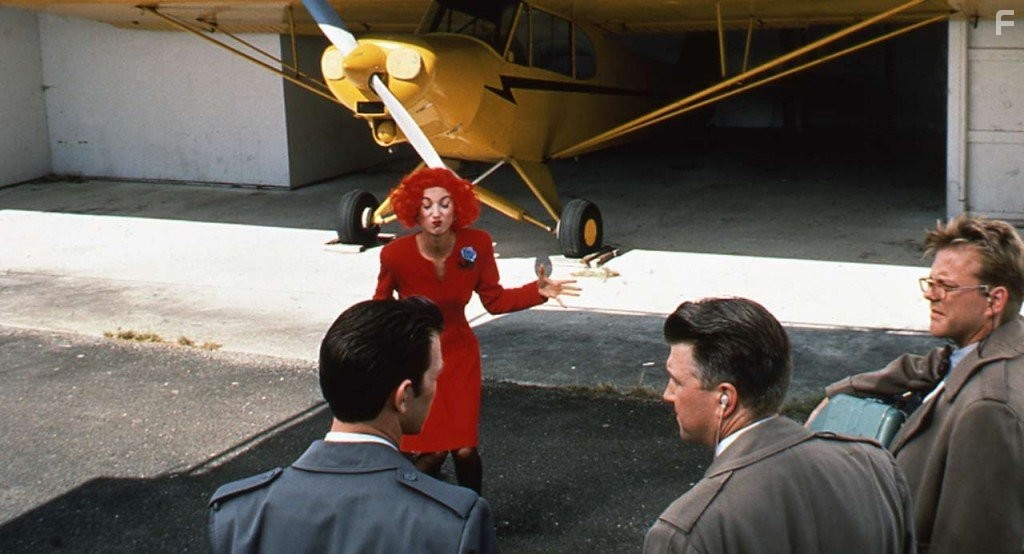 David Lynch, Kiefer Sutherland, Chris Isaak, and Kimberly Ann Cole in Твин Пикс: Сквозь огонь (1992)