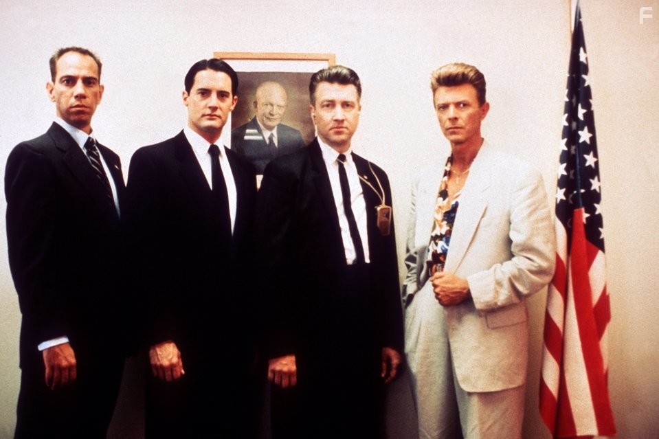 David Lynch, David Bowie, Miguel Ferrer, and Kyle MacLachlan in Твин Пикс: Сквозь огонь (1992)