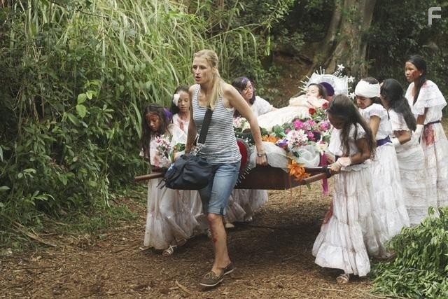 Mamie Gummer and Alina Herrera in Вне карты (2003)