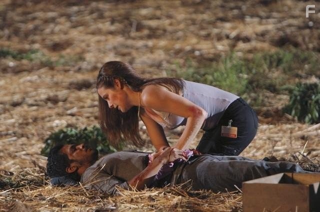 Caroline Dhavernas in Вне карты (2003)