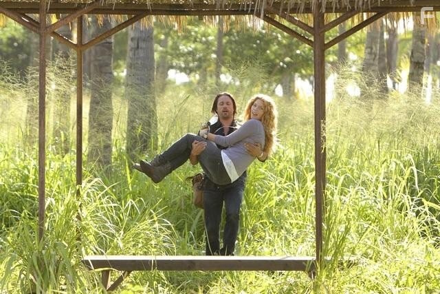 Martin Henderson and Rachelle Lefevre in Вне карты (2003)