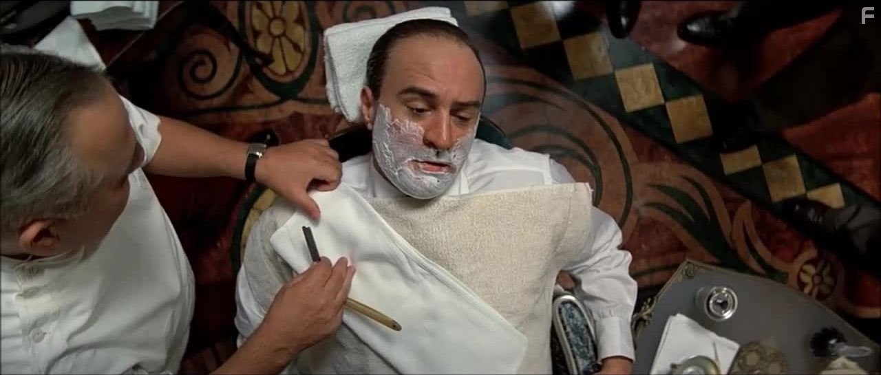 Robert De Niro and Louie Lanciloti in Неприкасаемые (1987)