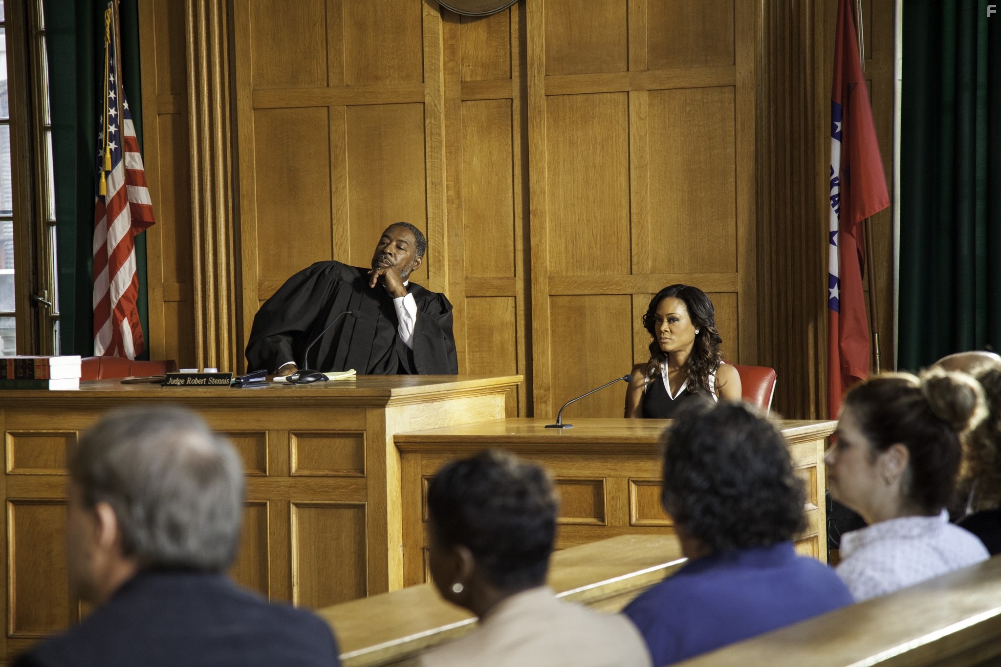 Ernie Hudson and Robin Givens in Бог не умер 2 (2016)