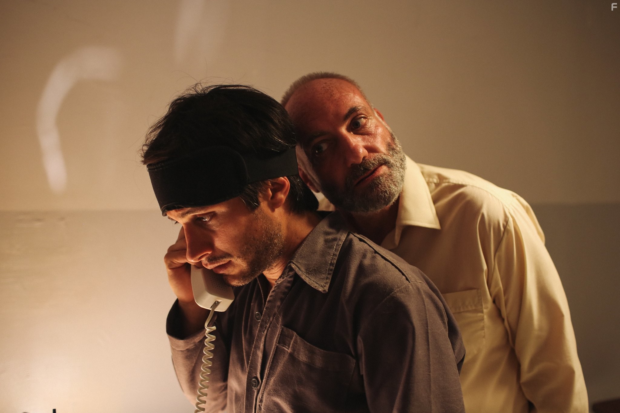 Kim Bodnia and Gael Garc?a Bernal in Розовая вода (2014)